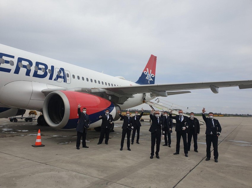 Flota "Er Srbije" sa podignuta tri prsta