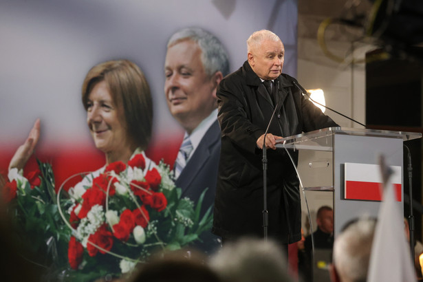 Obchody 14. rocznicy katastrofy smoleńskiej. Wystąpienie prezesa PiS Jarosława Kaczyńskiego przed Pałacem Prezydenckim w Warszawie, po zakończeniu Marszu Pamięci ofiar katastrofy smoleńskiej