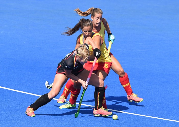 Piękne dziewczyny grają w hokeja... na trawie