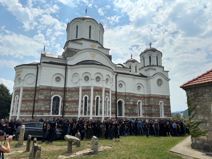 Reka ljudi ispred crkve u kojoj je držano opelo za Nikolu Krsmanovića