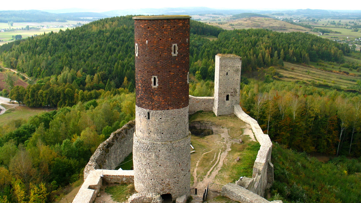 Ponad 30 tysięcy turystów od początku kwietnia zwiedziło odnowione ruiny Zamku Królewskiego w Chęcinach - poinformował burmistrz miasta Robert Jaworski. Po dwuletniej przerwie zabytek ponownie otwarto w kwietniu.