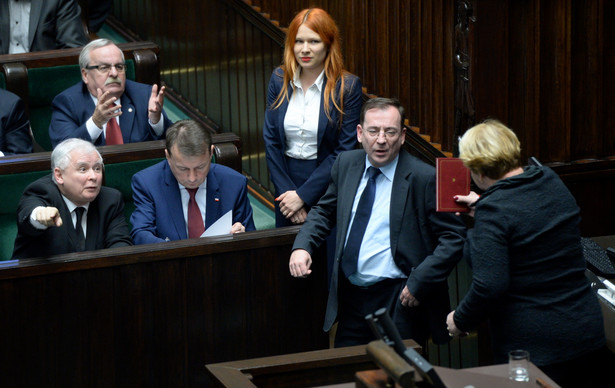 Na pytanie o wypowiedzi padające z ust przedstawicieli PO, że rządy PiS są totalitarne, powiedział: "To jest nieodpowiedzialne używanie słów