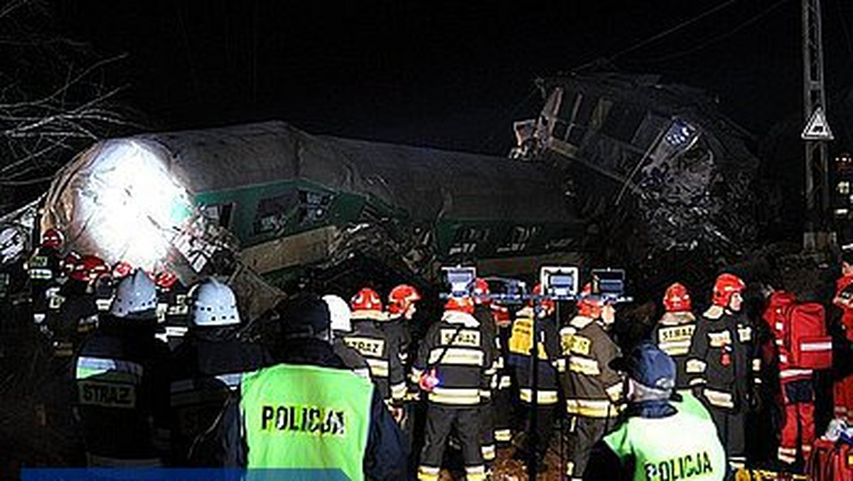 150 policjantów brało udział w akcji ratunkowej i zabezpieczało miejsce wypadku kolejowego, do którego doszło wczoraj późnym wieczorem w pobliżu Szczekocin.