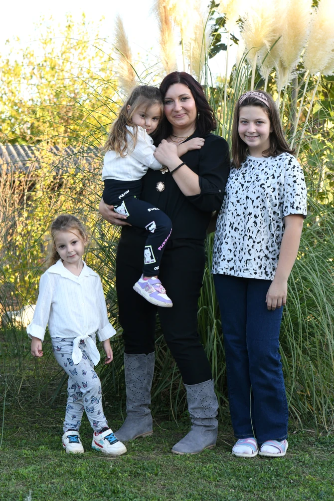 Ivana Đurovka sa ćerkama