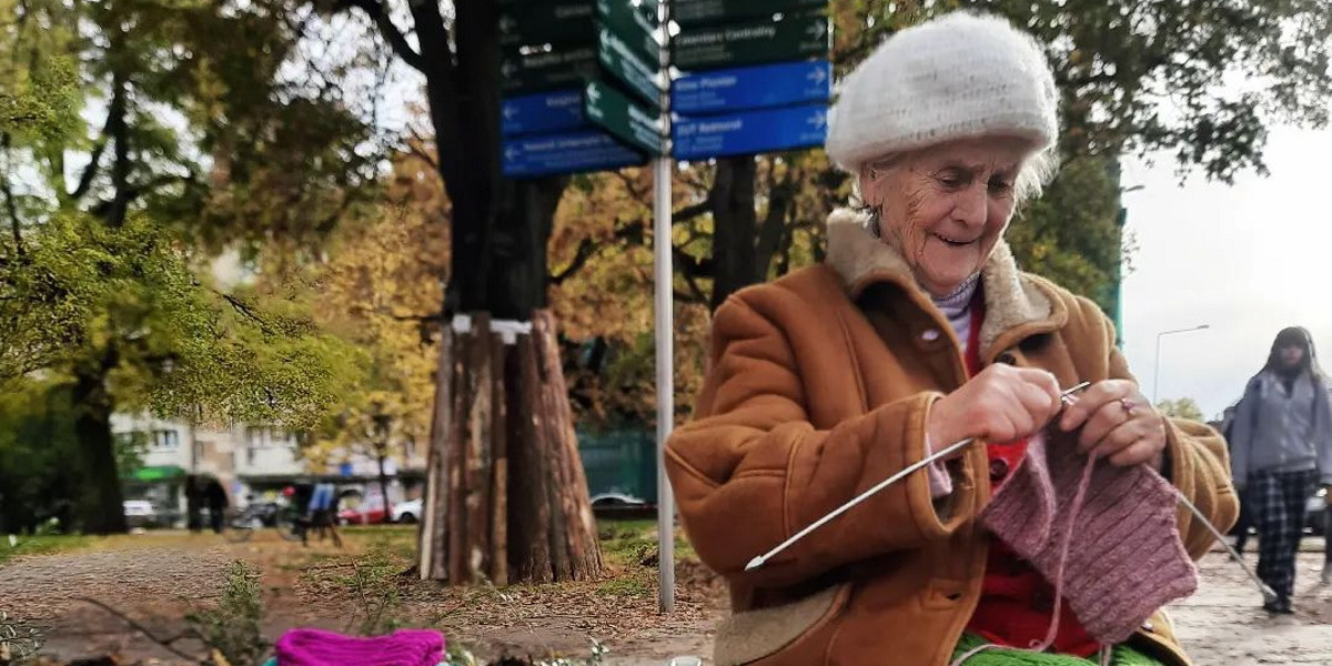 Pani Krystyna sprzedaje wełniane czapki. Chciała zarobić na aparat słuchowy.