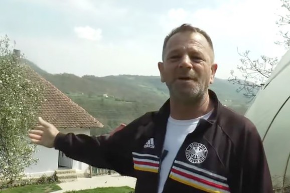 Šumadinac Radiša živi i sa suprugom i sa ljubavnicom, SVI U ISTOJ KUĆI: Imaju ukupno šestoro dece, na komšijske tračeve ima samo jedno da poruči
