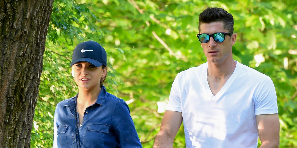 Anna i Robert Lewandowscy z córką