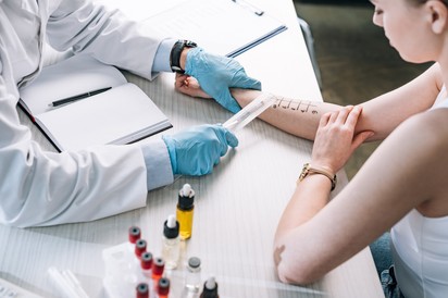 Viszketés és mellkasi fájdalom: ezek a latexallergia tünetei