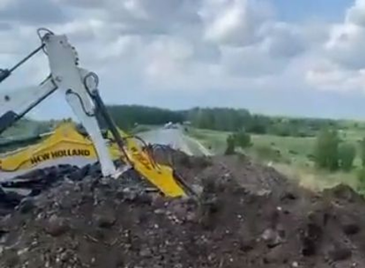 Koparki niszczą nawierzchnię drogi do Moskwy