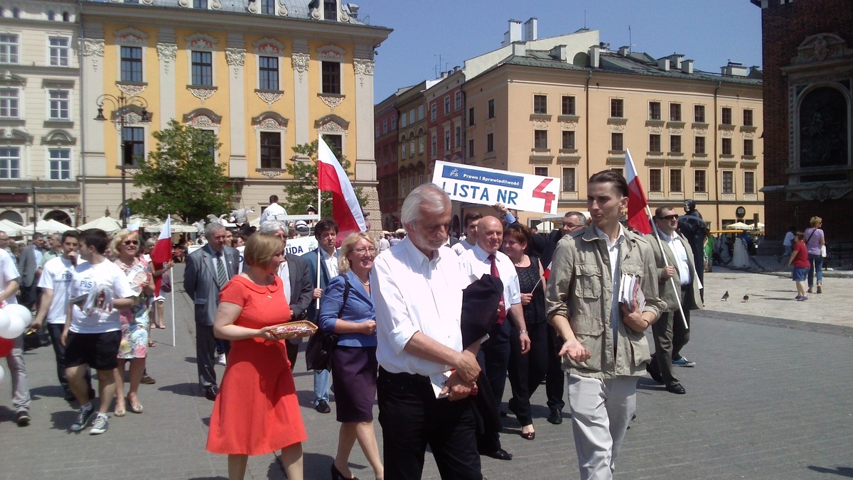 Prof. Ryszard Legutko, lider listy PiS do Parlamentu Europejskiego w okręgu małopolsko-świętokrzyskim, wraz z pozostałymi kandydatami namawiał dzisiaj w Krakowie na głosowanie na ich partię. - W tej kampanii pokazaliśmy alternatywę dla polskich wyborców: albo oddanie większej władzy UE, albo dbanie o własne interesy. My uważamy, że oddanie większej władzy Unii jest dla Polski niekorzystne – mówi Legutko Onetowi.