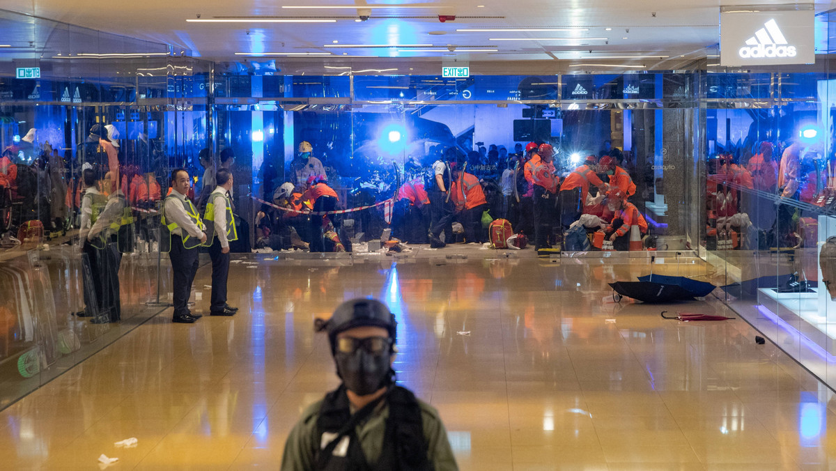 Hongkong: Atak nożownika podczas zamieszek w centrum handlowym.  Cztery osoby ranne