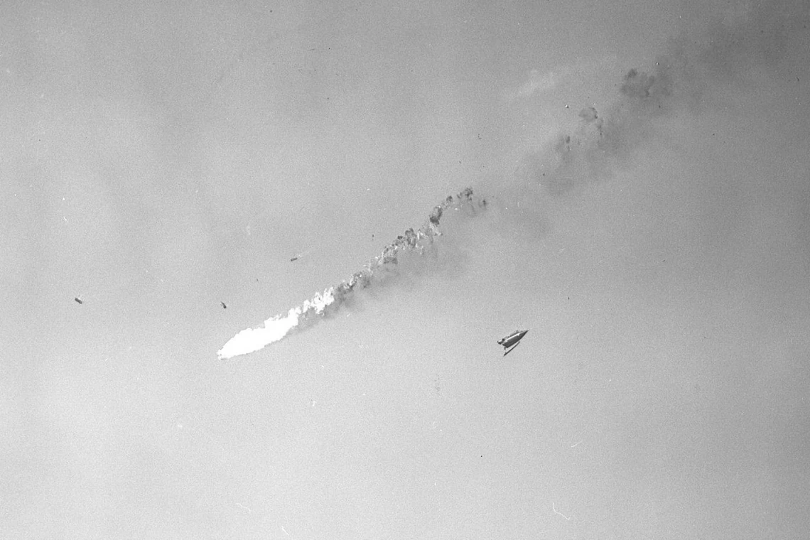 Convair F2Y Sea Dart rozpadł się nad zatoką San Diego podczas lotu demonstracyjnego. Pilot nie przeżył