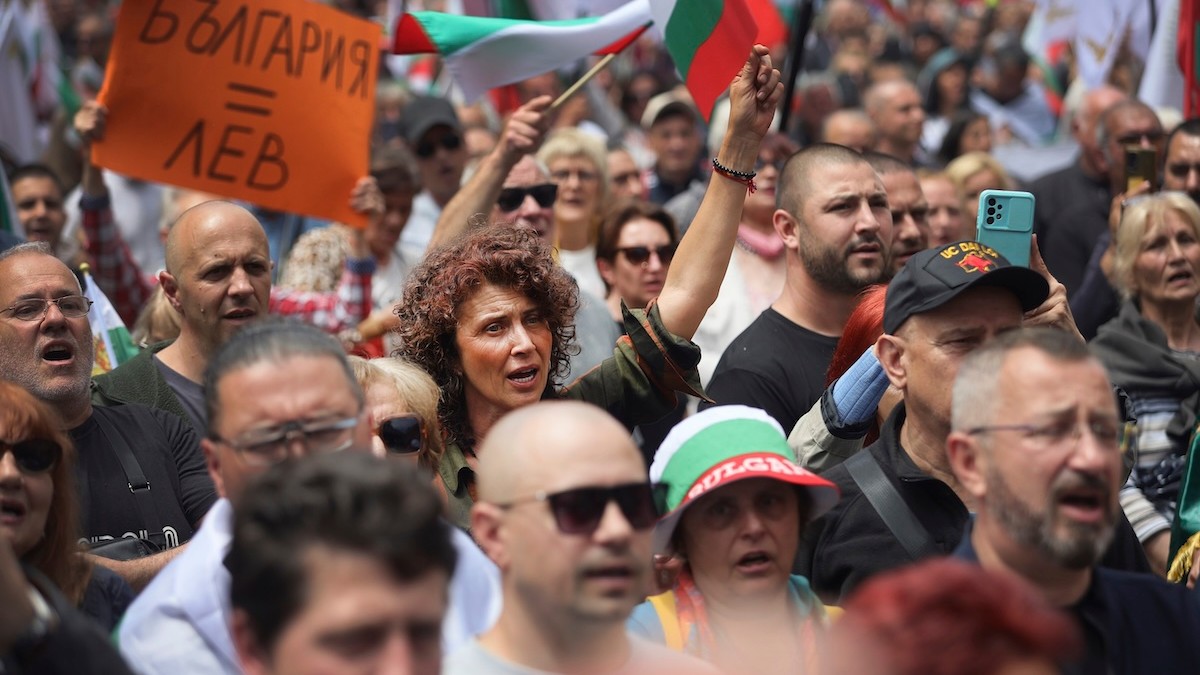 Demonštranti protestujú proti vstupu Bulharska do eurozóny v Sofii.