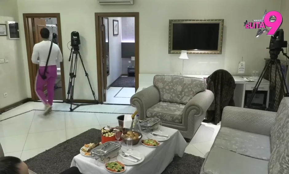 Zavirite u hotelsku sobu u kojoj će prenoćiti Filip i Teodora: Ogromna dnevna soba, bračni krevet, a na stolu hrane u izobilju