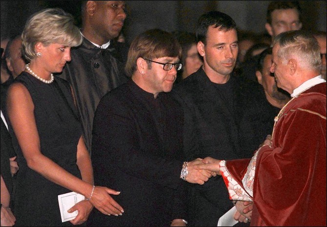 Princeza Dajana, Elton Džon i Dejvid Furniš na sahrani Đanija Versaćea 