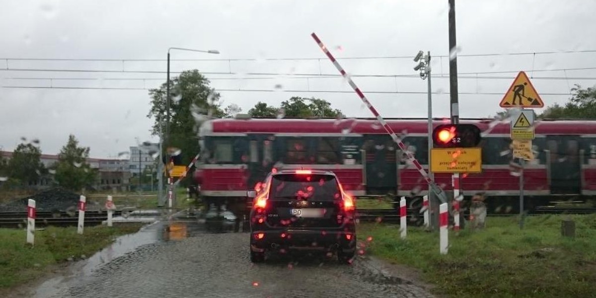 Groza na przejeździe kolejowym. Pociąg wjechał przy podniesionych rogatkach