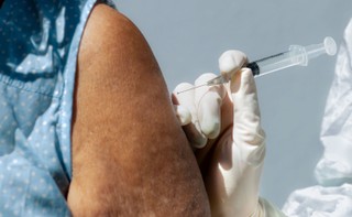 Zapisy i szczepienia dla kolejnych grup seniorów. Co trzeba wiedzieć?