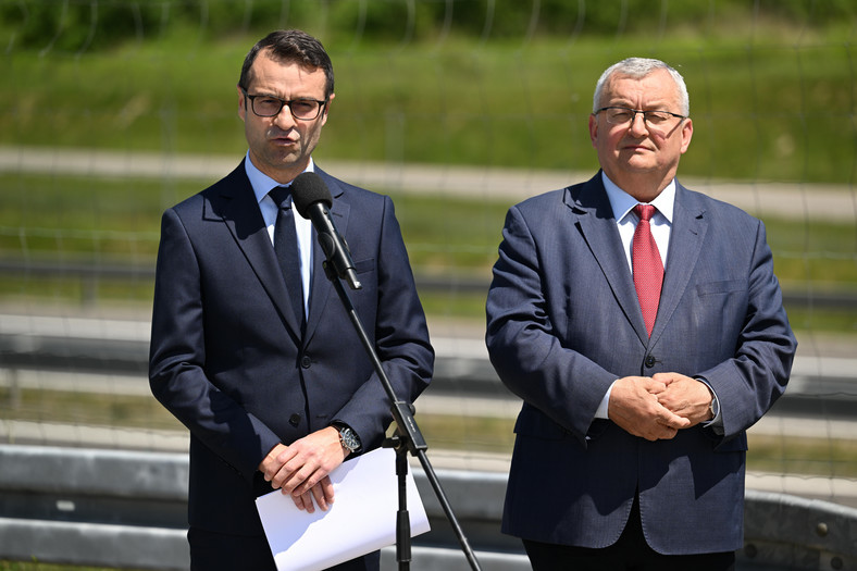 Europoseł Tomasz Poręba (z lewej) i minister infrastruktury Andrzej Adamczyk (z prawej) - czerwiec 2023 r.
