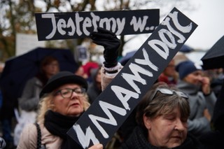 Z parasolkami walczą o swoje prawa. 'Czarne protesty' w całym kraju