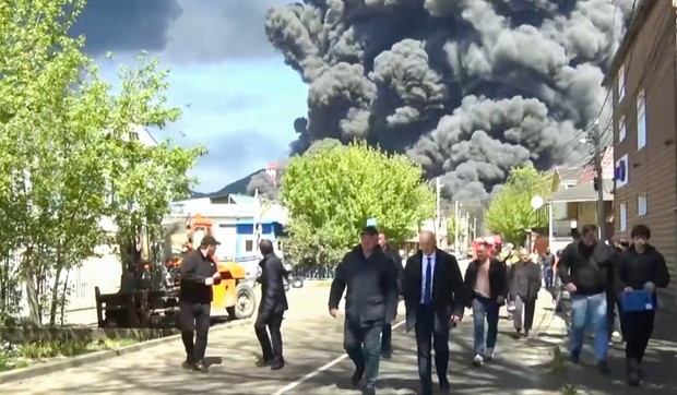 Guverner Krasnodarske oblasti Venijamin Kondratjev na mestu požara u naftnoj rafineriji Tuapse 28. aprila