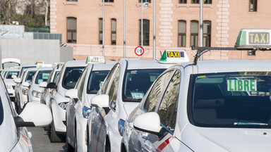 Hiszpańscy taksówkarze pomagają Ukraińcom. Niezwykły konwój robi wrażenie