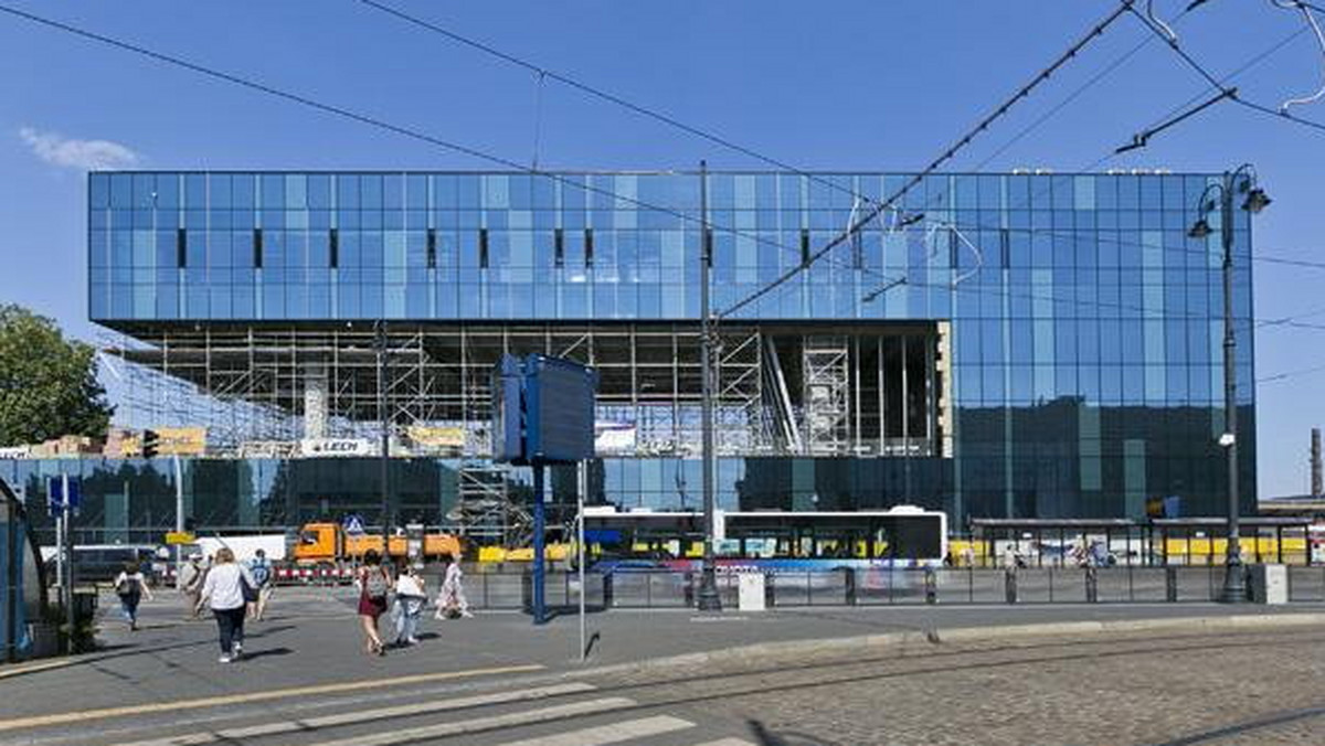 Drzwi dworca PKP Bydgoszcz Główna zostaną w poniedziałek otwarte dla podróżnych. O tym że inwestycja zmierza ku końcowi dziennikarze mogli się przekonać podczas wczorajszego obchodu dworca z Piotrem Ciżkowiczem, członkiem Zarządu PKP S.A.