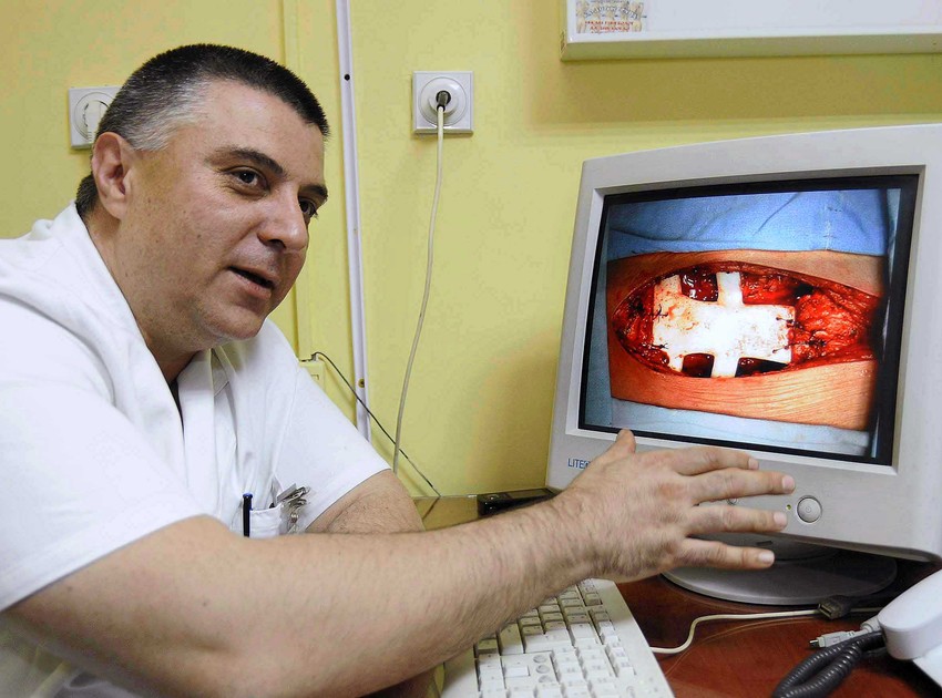 Već 20 godina radim kao grudni hirurg u Kragujevcu, osnovao sam Odeljenje grudne hirurgije i do sada je urađeno više od 5.000 operacija na plućima. Godišnje ih radimo oko 300