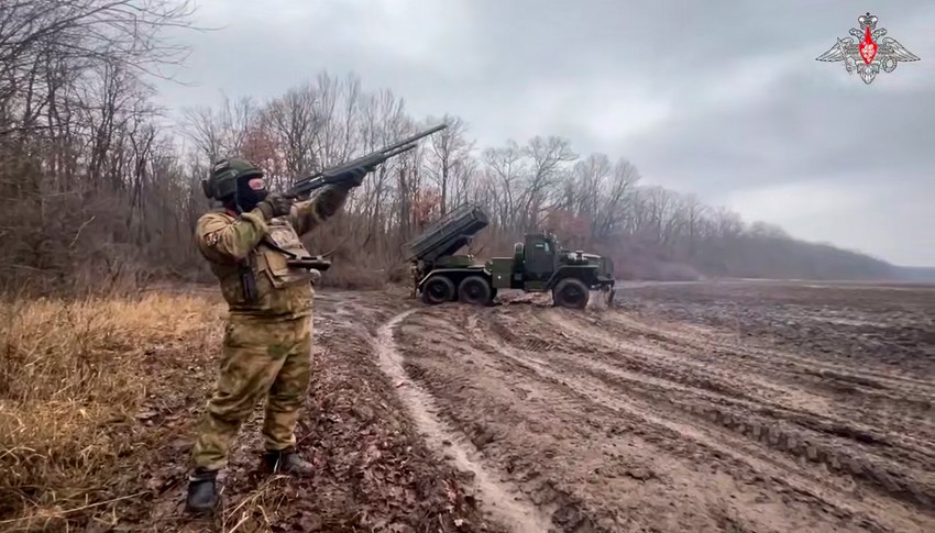 Ruska vojska čuva raketni lanser "grad" od ukrajinskih dronova na nepoznatoj lokaciji u Ukrajini 16. januara