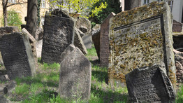 Sírköveket döntöttek ki és törtek össze vandálok a budakeszi zsidó temetőben