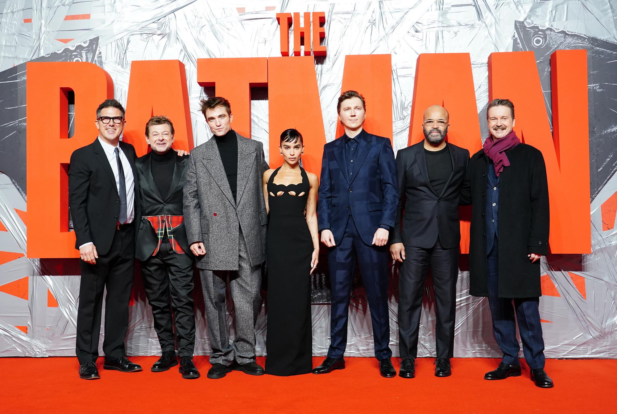 Zľava: Dylan Clark, Andy Serkis, Robert Pattinson, Zoe Kravitz, Paul Dano, Jeffrey Wright a Matt Reeves