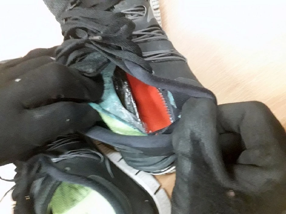 Paket presovanog hašiša u patikama