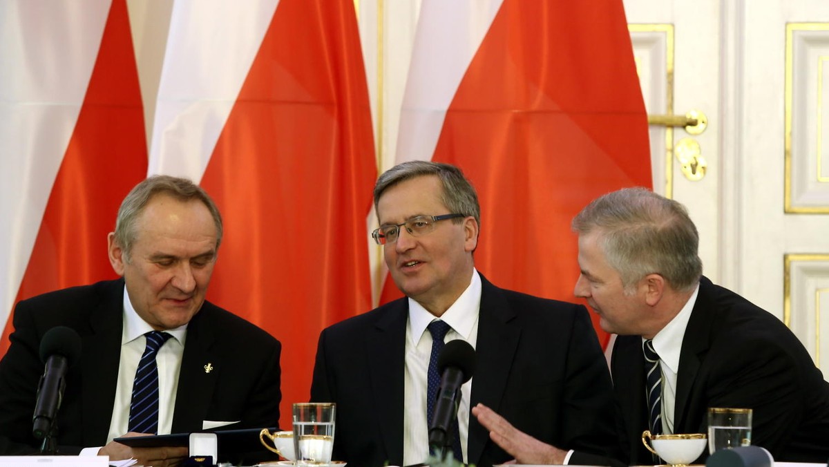 Prezydent Bronisław Komorowski, który w piątek skierował do Trybunału Konstytucyjnego ustawę o zmianach w OFE, mówi, że liczy się z tym, że Trybunał może wskazać konieczność zmian w ustawie, jednak nie sądzi, by chciał on "zakwestionować samą istotę tej zmiany".