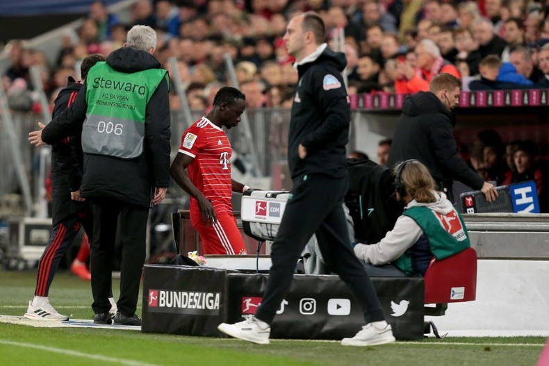 Mane leaves the pitch after picking up injury before World Cup