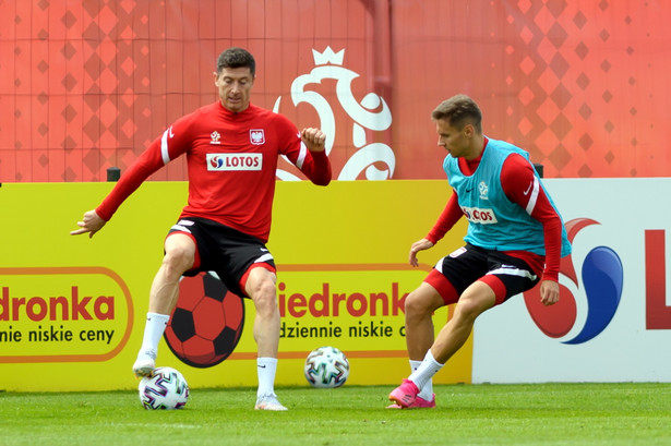 Reprezentanci Polski Robert Lewandowski (L) i Przemysław Frankowski (P) w sparingu wewnętrznym podczas zgrupowania kadry narodowej piłkarzy, w ośrodku hotelu "Remes"