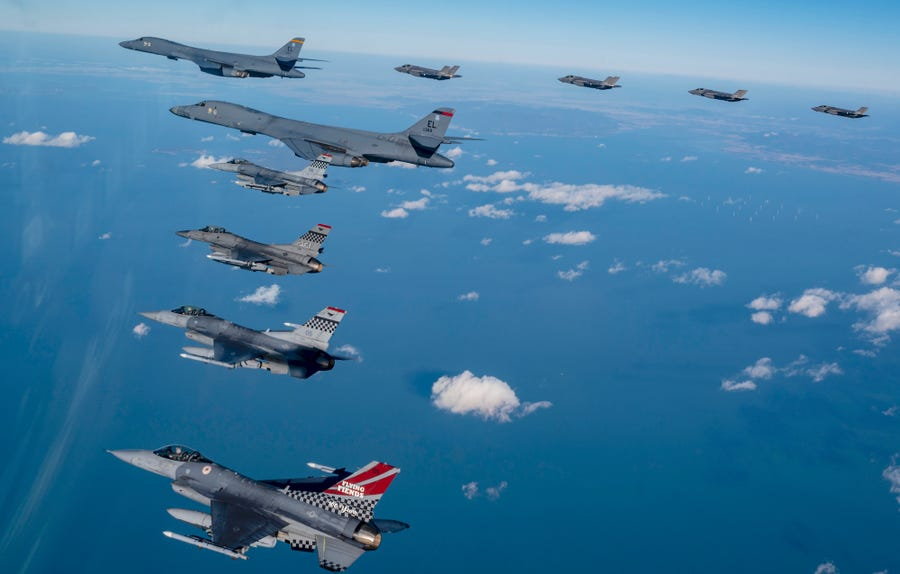Siły Powietrzne USA F-16 i bombowce B-1B z południowokoreańskimi F-35A podczas ćwiczeń nad Półwyspem Koreańskim w listopadzie. 