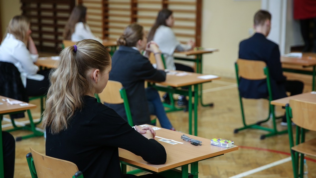 Egzamin gimnazjalny 2017 kończy się dziś testem z języka obcego. Większość, bo ponad 85 proc. uczniów, zdecydowała się zdawać język angielski. Egzamin gimnazjalny rozpoczął się w środę testem humanistycznym, a wczoraj uczniowie pisali test matematyczno-przyrodniczy.