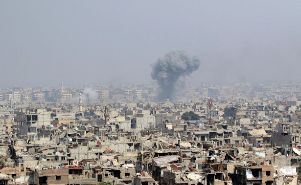 Atak rakietowy na syryjskie bazy. Nie wiadomo, kto wystrzelił pociski. "Bardzo silne wybuchy" [WIDEO]