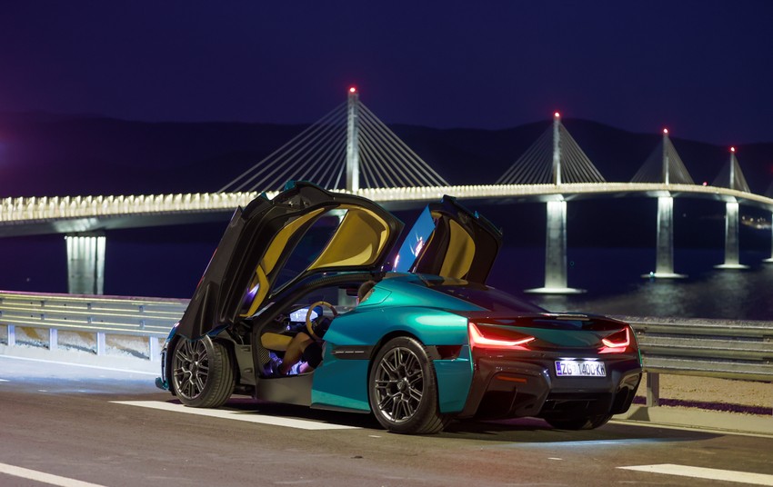  Glavna svečanost otvorenja krenula je u 20.15 sati, a kulminirala je oko 22 sata kada je hrvatski superautomobil Rimac Nevera uz spektakularni vatromet prvi prešao most. 