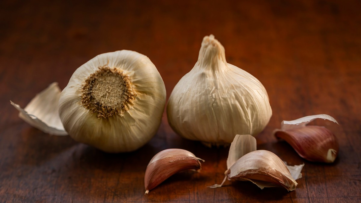 Kako da jednostavno oljuštite beli luk bez mirisa na rukama: Proverite ovaj trik