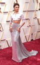 2022 – Az év, amikor már teljesen elfogadott, hogy egy nő fehér ingben jelenjen meg az Oscar-gálán. Zendaya összeállítása ennek ellenére nem kapott nagy figyelmet, pedig rendkívül stílusos volt. Kétrészes megjelenése egy Valentino Haute Couture fehér, rövid ingből és egy ezüst flitterekkel hímzett estélyi szoknyából állt.