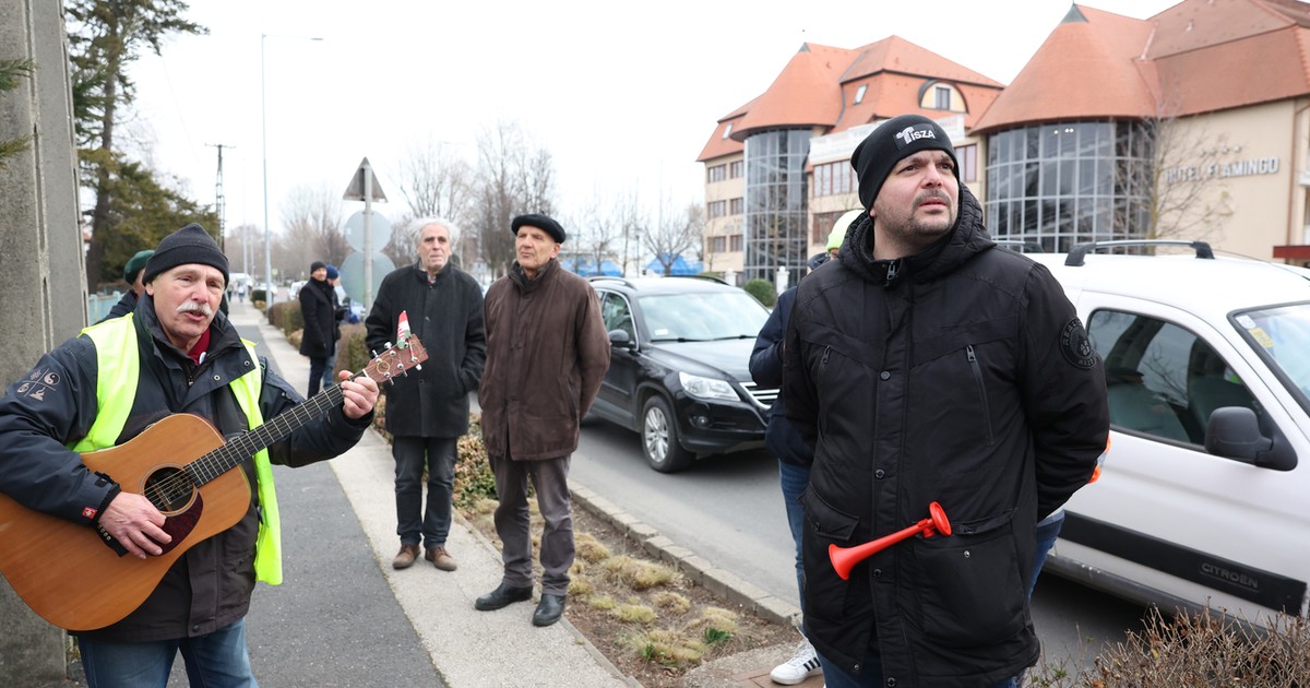 Tüntetők várták a Fidesz kihelyezett frakcióülésre érkezőket Balatonfüreden – felcsendült „A börtön ablakába” című dal is – videó