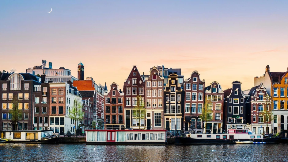 Plešuće kuće u Amsterdamu izgrađene su na drvenim temeljima, zbog čega imaju nakrivljen izgled | Foto: Karl Hendon via Getty Images