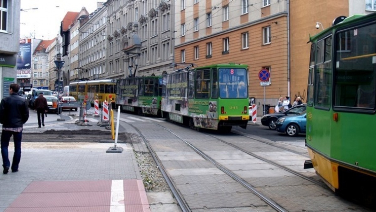 Aż trudno uwierzyć, ale około godziny 14 po raz trzeci już doszło do wstrzymania ruchu tramwajów na placu Cyryla Ratajskiego. Tym razem powodem była kolizja samochodu z tramwajem.