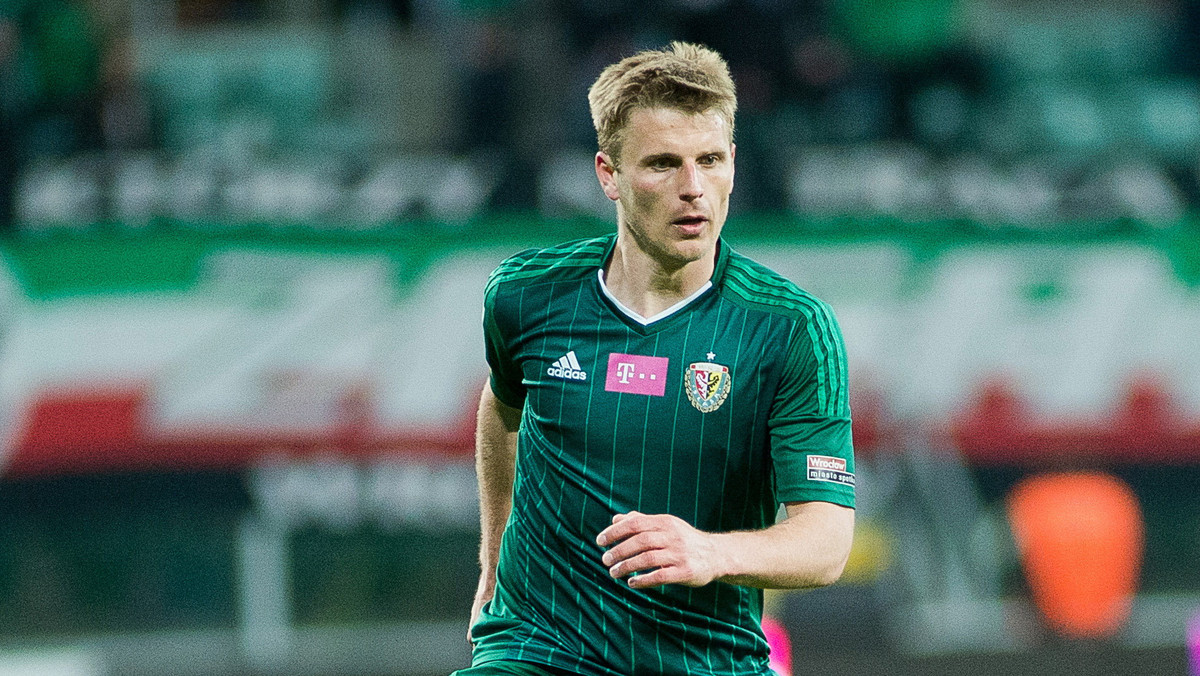 Krzysztof Ostrowski przedłużył umowę ze Śląskiem - poinformowano na stronie internetowej klubu. 33-letni zawodnik związał się z wrocławską drużyną do końca czerwca 2016 roku.