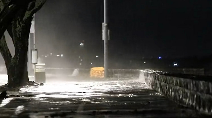 Rendkívüli állapotot hirdettek Új-Zélandon a ciklon miatt /Fotó: Twitter videorészlet