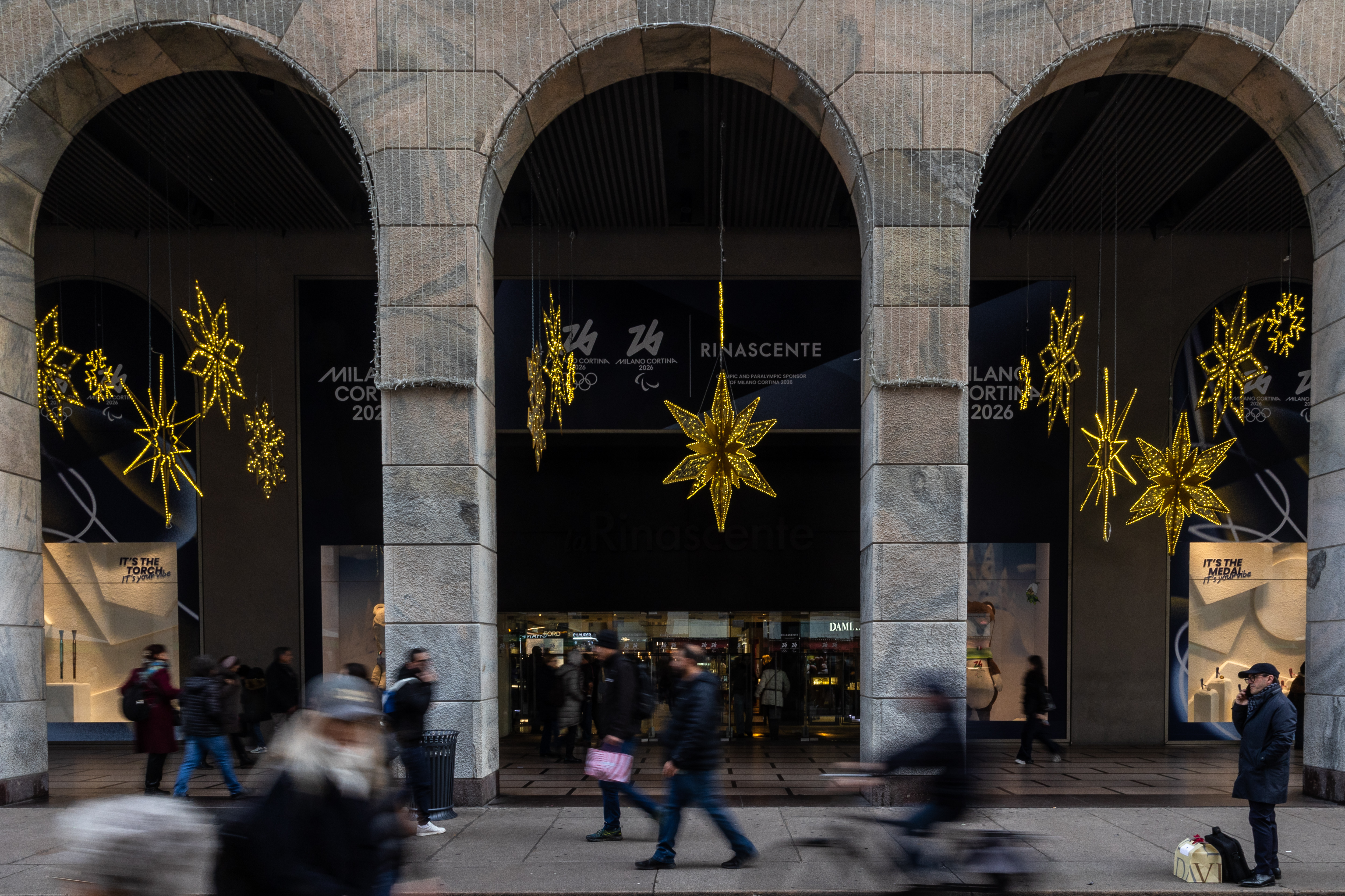 52,5 miliardi di tredicesime: metà per regali, ma cresce chi paga bollette