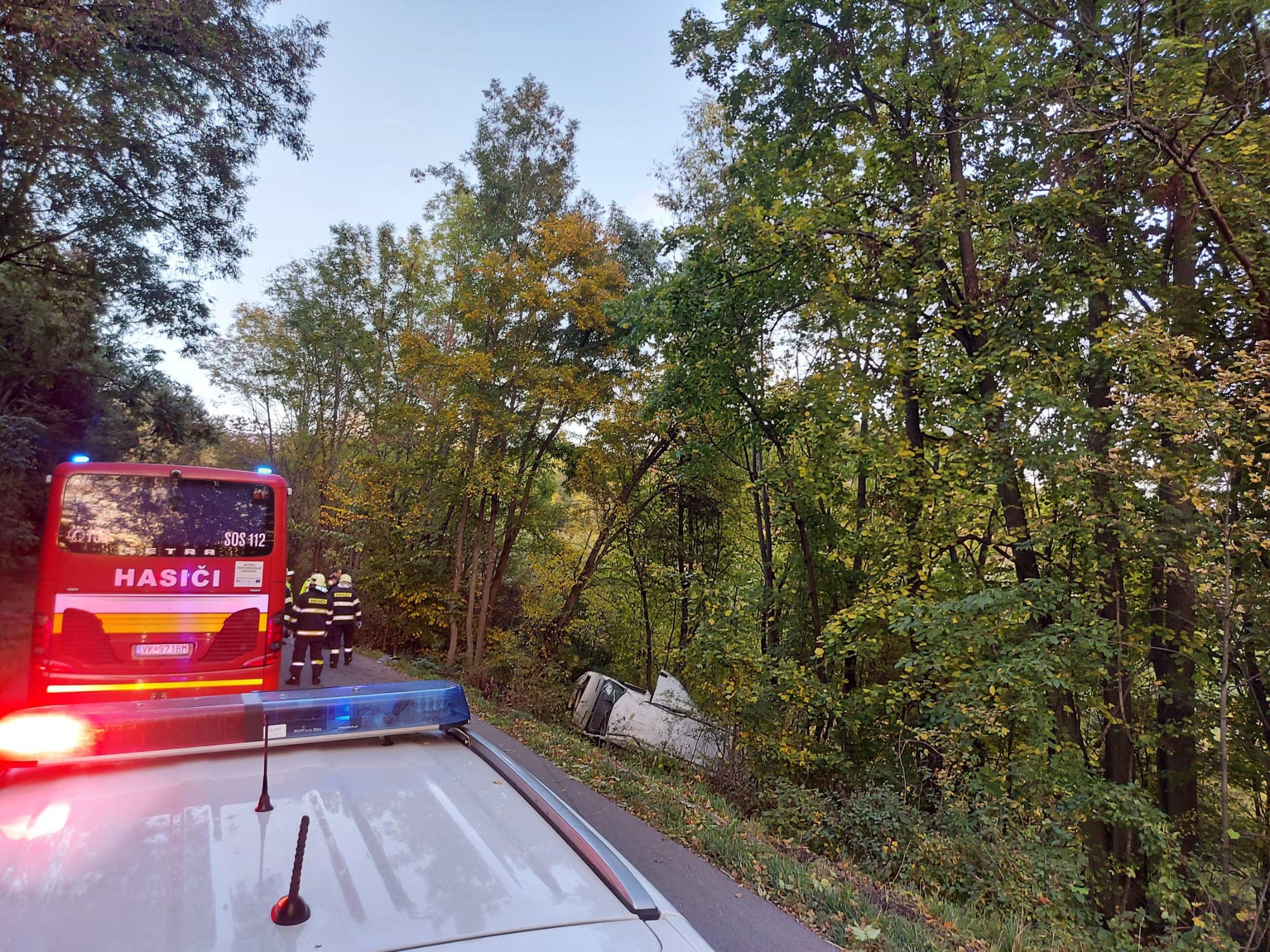 Na mieste nehody aktuálne zasahujú štyri posádky záchrannej zdravotnej služby.