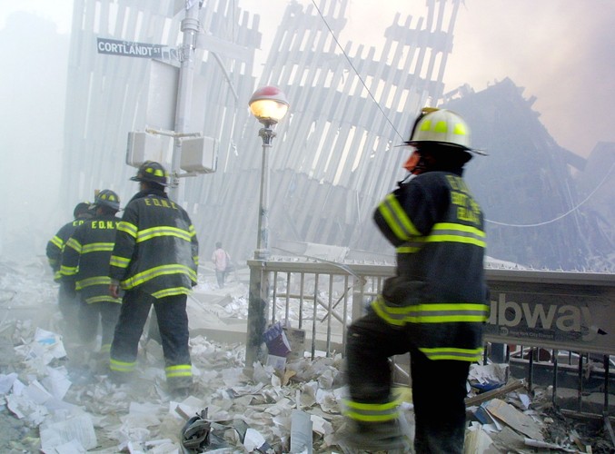 Strażacy docierają na miejsce katastrofy po zawaleniu się pierwszej wieży World Trade Center w Nowym Jorku