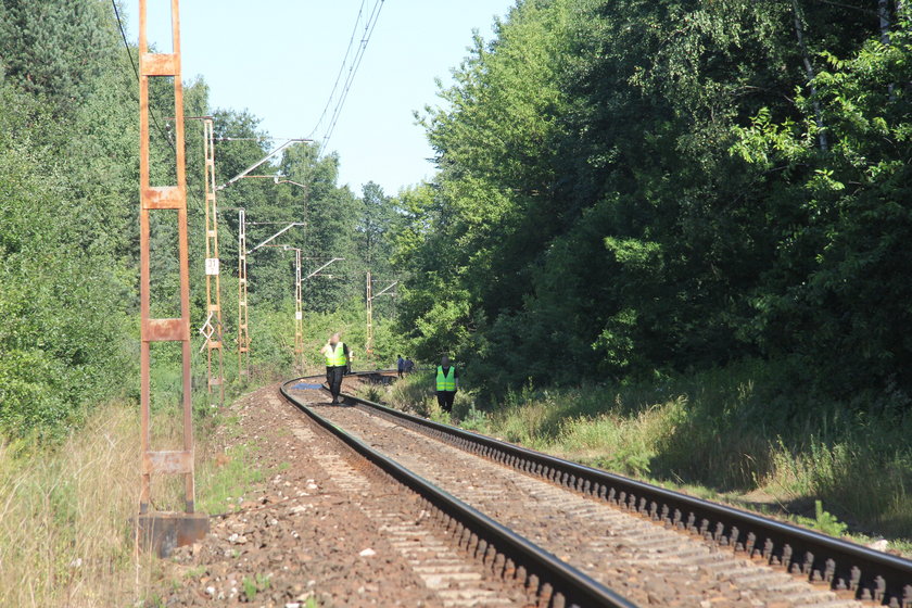 Policjanci z podwarszawskiego Otwocka proszą o pomoc w ustaleniu tożsamości mężczyzny,który zginął pod kołami pociągu.