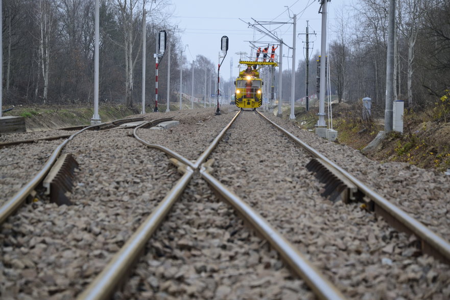 Położono tory na budowanym wiadukcie kolejowym nad S14 w Zgierzu